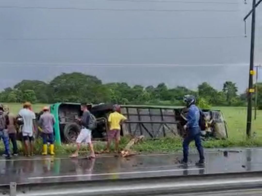 Cuatro Heridos Deja Volcamiento De Bus En Bayunca Visor Caribe 9650