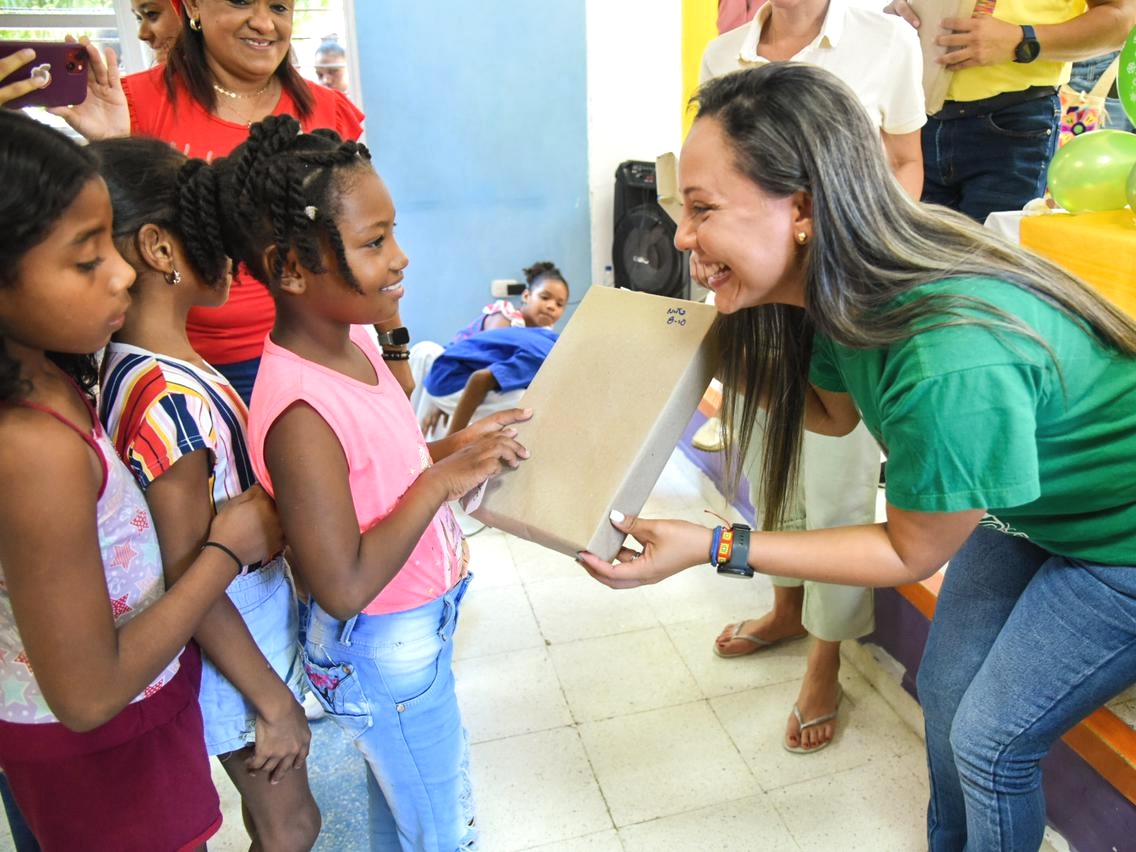 Entregan regalos a 300 niños y niñas en Colombiatón - Visor Caribe