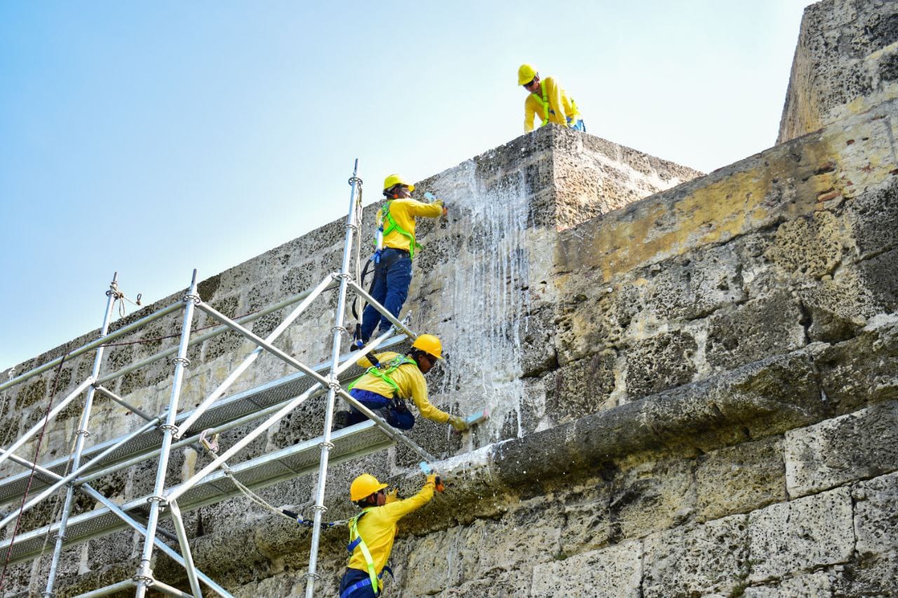 Adelantan Labores De Mantenimiento De Las Murallas De Cartagena Visor