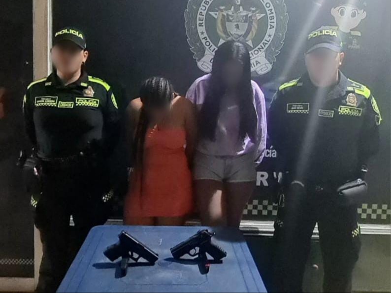 Las Pillan En La Terminal De Transportes Con Dos Pistolas Visor Caribe 